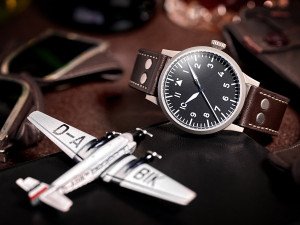 LacoWatchesによるオリジナルのパイロットウォッチ| モデル Memmingen